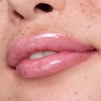 essence Milky Glazed Glossy Lip Balm - Lśniący balsam do ust 01