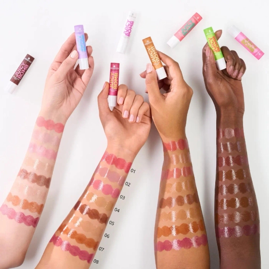 essence Juicy Bomb Glossy Butter Balm - Nawilżający balsam do ust z efektem blasku - 04 Kiwi To My Heart 2,5g