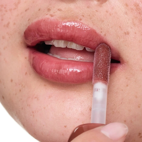 essence Milky Glazed Glossy Lip Balm - Lśniący balsam do ust 05