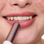 essence Blur Soufflé Sheer Nude Lip Balm - Balsam do ust 02 3g