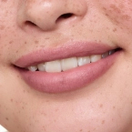 essence Blur Soufflé Sheer Nude Lip Balm - Balsam do ust 04 3g