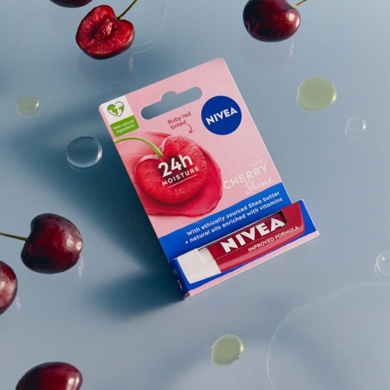 Nivea Pielęgnująca pomadka do ust Cherry Shine 4.8g